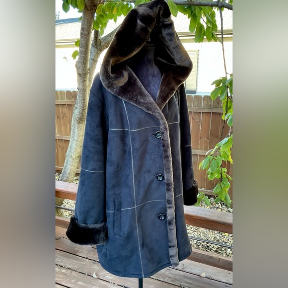 Women’s warm GALLERY faux fur coat ☃️☃️WASHABLE! - Picture 2 of 11